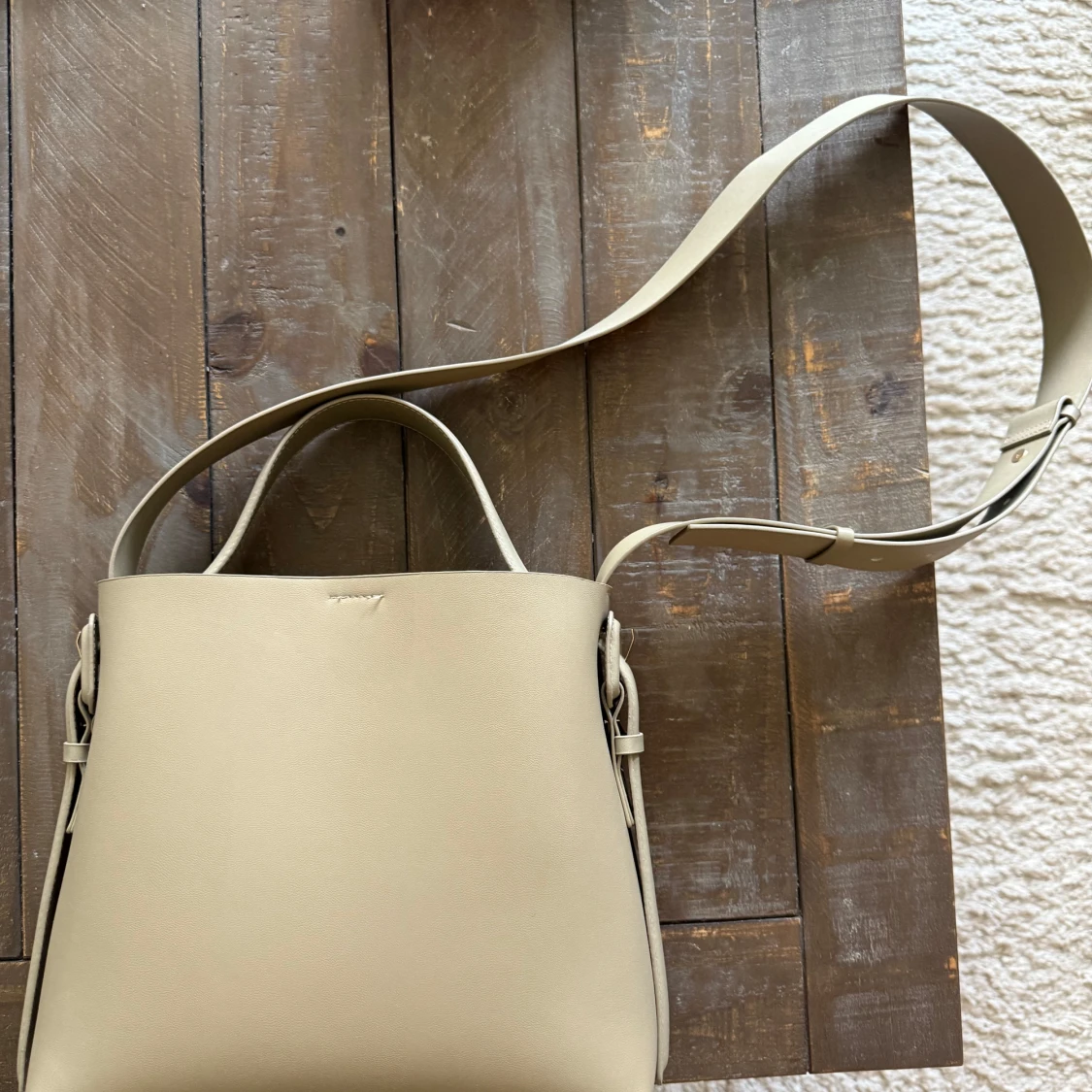 Beige/geön axelväska i skinnlook