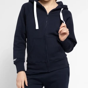 !intresskoll! på min blå russemerch hoodie  - Då min hoodie inte kommer till användning tänkte jag kolla om någon är intresserad. Den är använd fåtal gånger och är i perfekt skick!   Perfekt till om man ska resa eller bara vara hemma! Nypris är 750. 