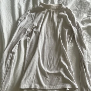 Polo tröja - Säljer denna tröja med hög krage från h&m. Bra skick, storlek XS. Vid intresse är det bara att höra av sig 💗