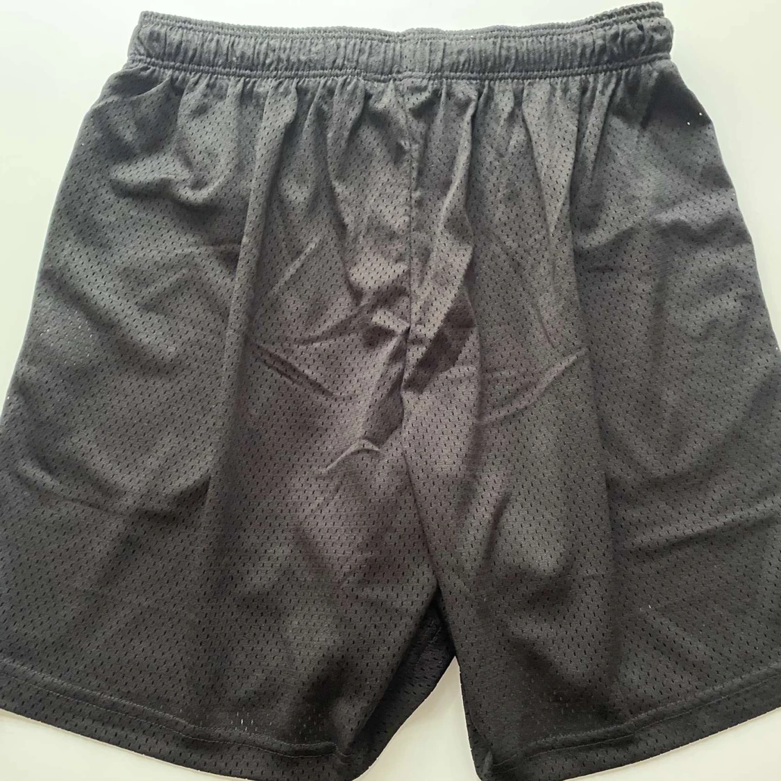 Svarta meshshorts med röd brodyr - 1