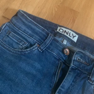 Blåa bootcutjeans från only - Ett par blåa boocutjeans från only i okej skick. Säljer pga av att jag inte använder de så mycket längre. Hör av dig om fler bilder eller priset🩷🩷