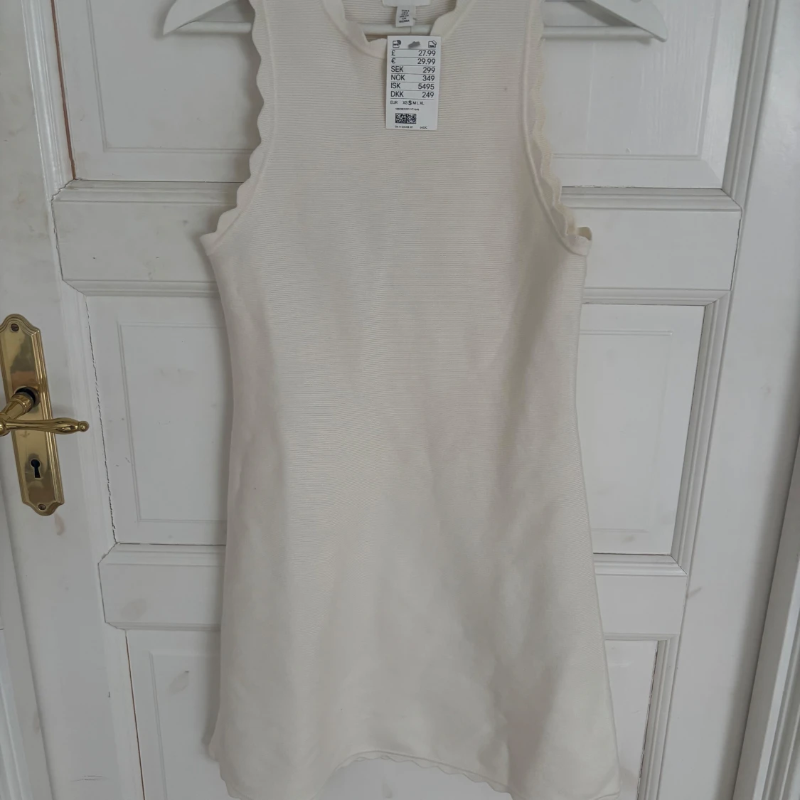 Vit ribbad kortklänning från H&M