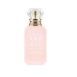 Kayali Boujee Marshmallow Parfym 10ml - Söt och trendig parfym från Kayali i en ljusrosa, matt glasflaska med guldiga detaljer och en kristalliknande kork. Doften heter Yum Pistachio Gelato och flaskan har en modern, lyxig känsla som sticker ut på sminkbordet. Helt oanvänd!