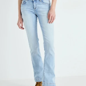 Ljusblå bootcut jeans från LTB - Säljer ett par ljusblå bootcut jeans från LTB, modell Fallon. Jeansen har klassisk femficksdesign, normal passform och är tillverkade i mjukt denimtyg. Perfekta för dig som gillar en retro vibe och vill ha ett par snygga jeans med lite utsvängda ben.