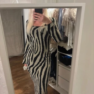 Zebra klänning  - Från Gina tricot storlek M. Endast provad 