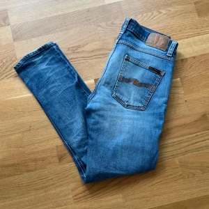 Nudie jeans Lean Dean  - Ett par nudie jeans i modellen Lean Dean med lite slitningar. Storlek W30 L30. Skriv i dm vid frågor eller funderingar.