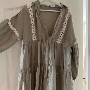 ZARA klänning  - Fin klänning från ZARA, använd fåtal gånger så fint skick. Pris går att diskutera. 