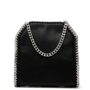 Svart väska - Säljer min jättefina väska, son tyvär inte kommer till användning 