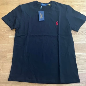 Polo Ralph Lauren t-shirt - Säljer min Svarta Polo Ralph Lauren T-shirt Helt oanvänd och i nyskick. Klassisk modell i 100 % bomull med broderad logga på bröstet. Storlek M, men passar även dig som har S. Pris kan diskuteras 💯