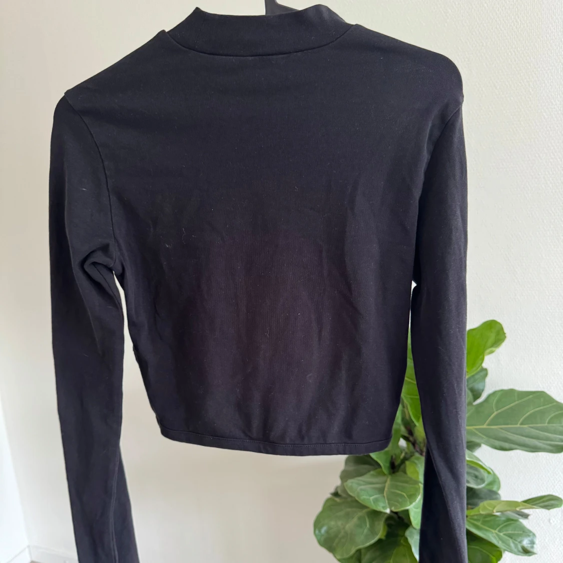 Svart croppad polotopp med meshdetalj - 1