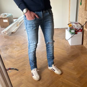 Replay anbass - Hej! Jag säljer nu dessa snygga replay anbass till ett galet pris, de är sparsamt använda och är i fint skick! Modellen är 182 cm och väger ca 70 kg! Priset är ej förhandlingsbart🤗. 
