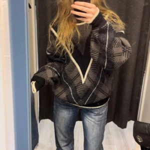 Tjock stickad tröja  - SÅ mysig och stor tröja, jättefint skick!!!!