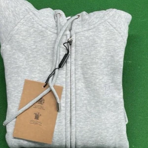 Burberry tröja  - Säljer en helt ny burberry tröja, pris kan diskuteras vid snabb affär!! Kan också passa xs!!