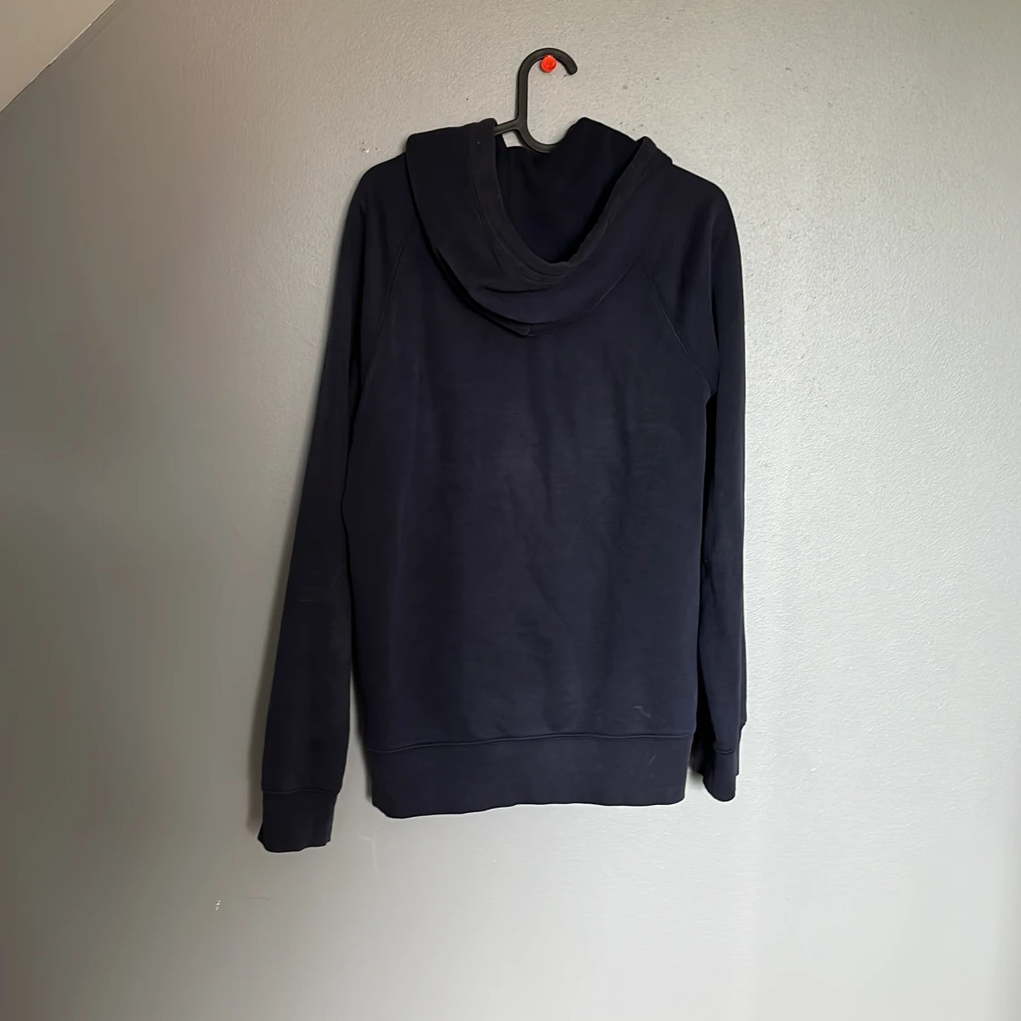 Mörkblå hoodie från GANT med logga - 1