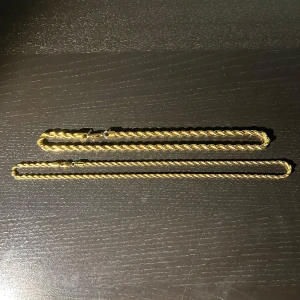 Guld Kedja Cordell Halsband - Cond: 10/10 Strlk: 4mm - 50/60cm Material: Rostfritt stål (tål vatten)