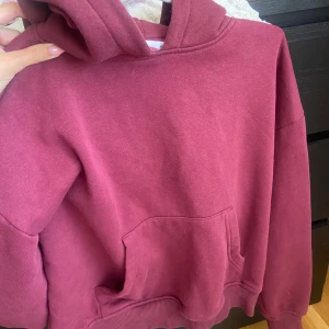 Vinröd hoodie - Superfin hoodie i bra skick 