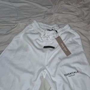 Essentials shorts s - Ett par essentials shorts aldrig använda är storlek m men sitter som s original pris 1000 mitt pris 500