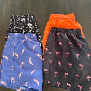 Badbyxor från NIKBEN, OAS & RL - !PRIS FÖR ALLA 4, KAN KÖPAS SEPARAT!       Fyra par badbyxor från Nikben, OAS & Ralph Lauren.                                                                          Första 2  Nikben: M, oanvända.                              Tredje: OAS: L, använda men inte defekter.        Sista från RL: M, oanvända. 