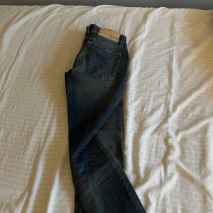 Mörkblå jeans från Tiger of Sweden - Snygga Mörkblå jeans från Tiger Of Sweden!  Storlek W 26, modellen är slender och passar till ungefär 160 cm. Finns inte så mycket mer att säga om den förutom att den är oanvänd och endast testad inomhus. Pris lapp eller kvitto finns däremot ej!
