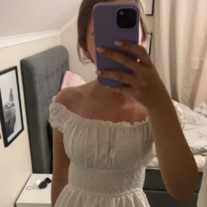 Vit offshoulder kortklänning - Supersöt vit kortklänning med offshoulder och volangdetaljer.