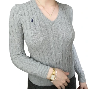  Ralph Lauren v ringad stickad tröja - Supersnygg grå kabelstickad tröja från Ralph Lauren med v-ringning. Klassisk och tidlös modell som är enkel att matcha till jeans eller kjol. Nypris originellt 2500. Använd sparsamt, i superb skick :) 