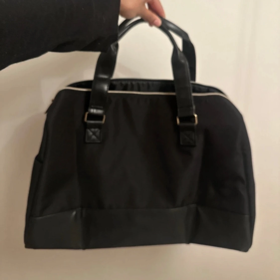 Svart handväska från BOSS Parfums - 2