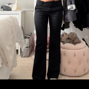 Filippa k kostymbyxor - Superfina kostymbyxor från Filippa k. De är bra i längden på mig som är 166🤍