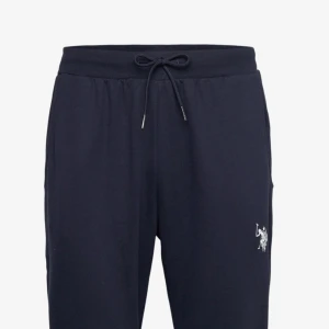 Mörkblå mjukisbyxor med snörning - Mörkblå mjukisbyxor från U.S. Polo Assn. med broderad logga på benet. 