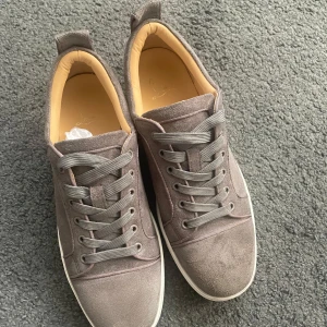 Christian Louboutin utan spikar - Storlek 43. Har använt den en gång. Men annars är den helt nytt! Säljer den för den var för liten för mig.