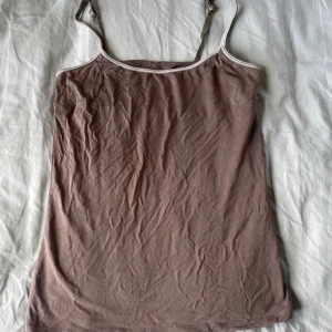 Linne - Enkel och fin topp från Stockh LM