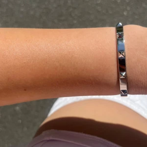 Silvrigt nitarmband - Högkvalitativt nitarmband i rostfrå stål som passar perfekt nu till sommaren. Armbandet är onesize (47x58mm) och ampassat att passa alla. 🔥🔥