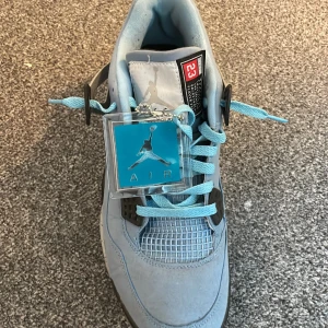 Nike Air Jordan 4 University Blue - Nike Air Jordan 4 University Blue med ljusblå mocka, svarta och grå detaljer samt specklad mellansula.Bra kvalité .Skriv vid funderingar ☺️går att diskutera pris vid snabb affär.