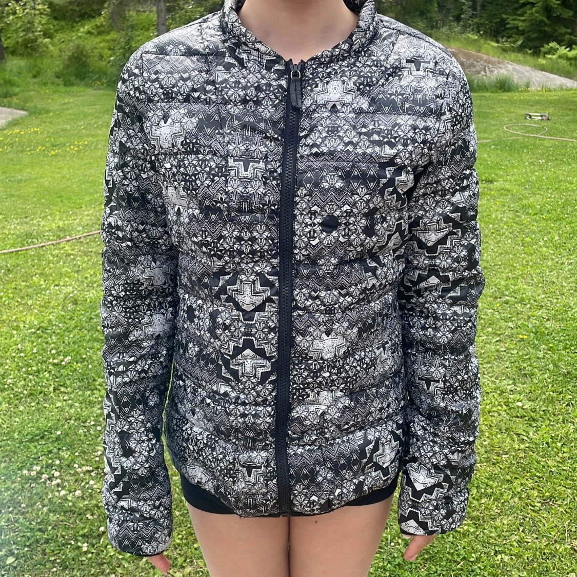 Svartvit mönstrad pufferjacka