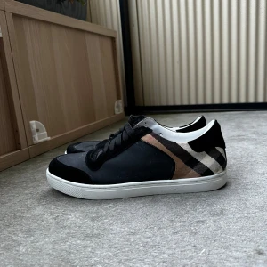 Burberry sneakers  - Tja! Säljer ett par stilrena Burberry skor, perfekt till dig som vill fräscha upp garderoben till höst. Vid frågor är det bara och kontakta mig