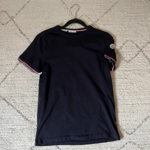 Svart t-shirt från Moncler - Moncler t - shirt i väldigt bra skick. Använd fåtal gånger. Nypris: 2830kr 