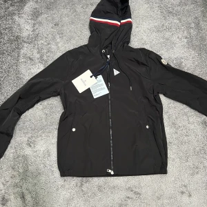 Moncler windbreaker  - Säljer en  Moncler windbreaker, helt oanvänd och med originaltag kvar. Fick den i present men har inte kommit till användning. Storlek S, men passar även dig som brukar ha M. Priset kan diskretas.