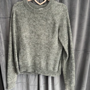 Stickad tröja - Jag säljer en grå stickad tröja från Zara i storlek M💗
