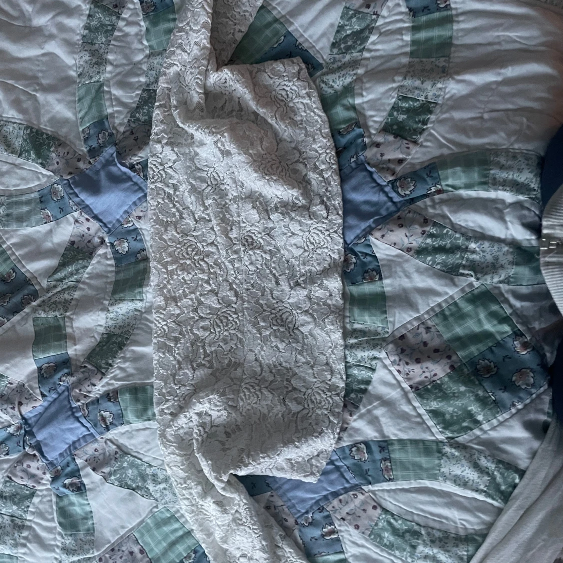 Vit spetskofta med blommönster