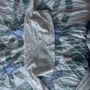 Vit spetskofta med blommönster  - Supersöt vit kofta i spets med blommigt mönster. Koftan är kort och har en rak passform som sitter snyggt på axlarna. Perfekt för dig som gillar romantisk och feminin stil som passar till en klänning