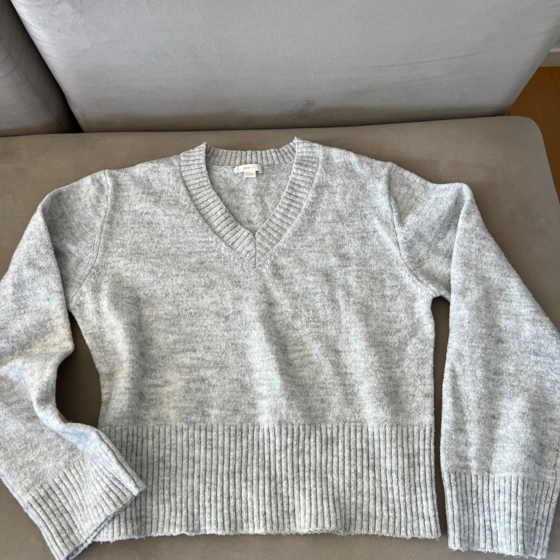 Grå stickad v-ringad tröja Gina Tricot