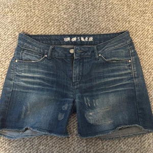 Lågmidjade jeansshorts - Skitsnygga lågmidjade jeansshorts som tyvärr är för stora för mig. Tror de är från BikBoks egna märke Never Denim. Köpta second hand. Skriv om ni har några frågor eller vill ha fler bilder!💕