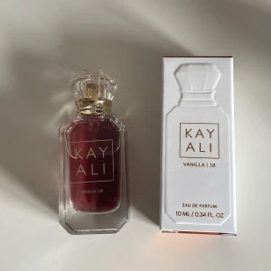Kayali Vanilla | 28 Eau de Parfum - Kayali Vanilla | 28. Endast tagit ett sprut så i princip nyskick alltså. Inköpt på Sephora för 379kr