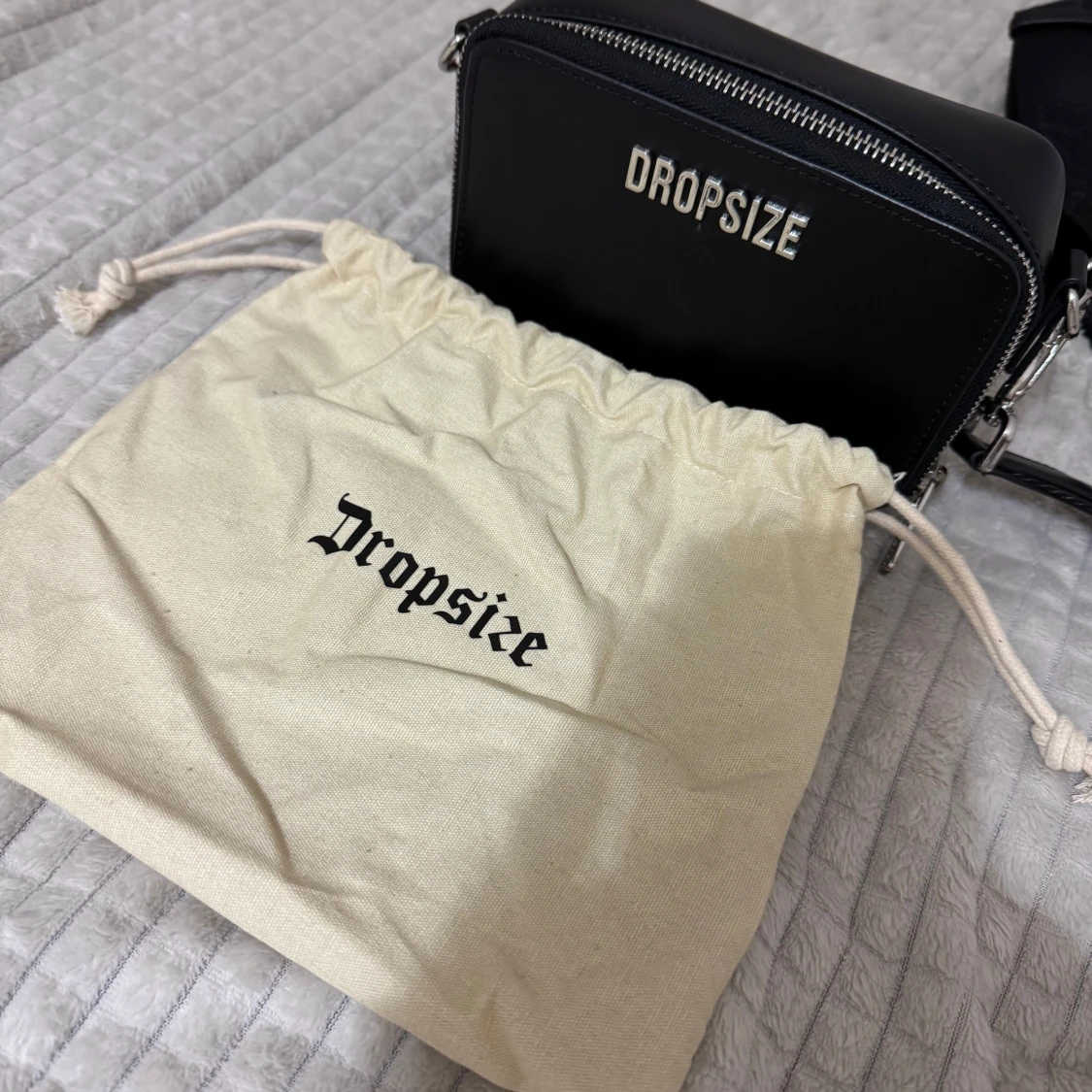 Svart axelväska från Dropsize - 1