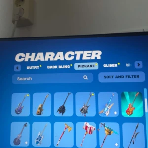 Fortnite Pickaxe Collection Guide - Upptäck en färgstark och unik samling av pickaxes från Fortnite! Perfekt för dig som älskar gaming och vill inspireras av coola skins och kreativa vapen. Boken visar mängder av olika stilar, från elgitarrer till svärd och klubbor – allt för att ta din spelstil till nästa nivå.Här är bara en del av kontot kolla in mitt plick konto för resten av kontot