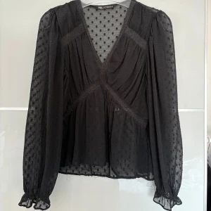Svart blus  - Svart Zara blus i storlek xs ⭐️