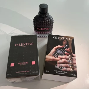Valentino Born In Roma Intense 100ml - Valentino Born In Roma Intense Uomo Eau de Parfum, 100 ml. Flaskan är svart med nitar och har en lyxig, edgy design. Märket syns tydligt i rosa text på svart etikett. Jag säljer den det är min pojkväns och han vill prova på nått nytt ~~87% kvar av den snabb affär (pris kan diskuteras) 