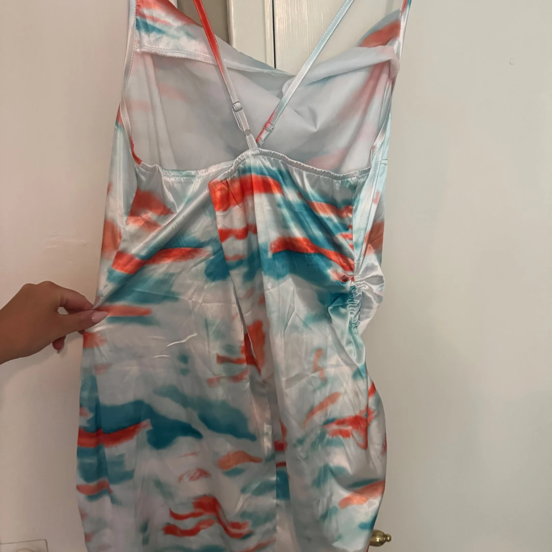 Färgglad satin klänning med snörning - 1