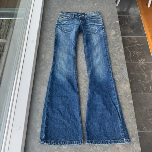 Lågmidjade jeans  - Så snygga jeans som tyvärr inte passar mig och har därför ingen bild på! Midjemått tvärsöver:37cm Midjehöjd: 17cm Inerbens längd: 84cm💕
