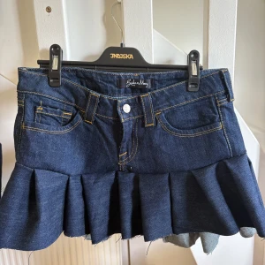 Jeanskjol med volang  - Mörkblå jeanskjol med volang! Jätte snygg🥹💕💕stl w25
