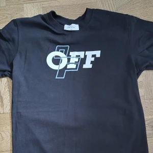 Off white T-shirt M - Säljer Off White som aldrig blivit använd. Tyvärr är prislappen borttagen, men tröjan är I helt ny skicka. Passar perfekt till vardagar eller finare tillfällen. Skick 10/10
